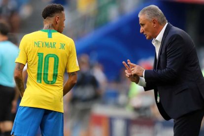 Tite (d), estratega de Brasil, no se confía de que Chile haya clasificado en la cuarta casilla del Gurpo A.