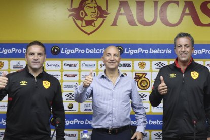 Marcial Serrano (i) y Jorge Gutiérrez (d) son las flamantes contrataciones del Aucas.