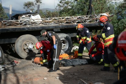 Miembros de la Policía y del Cuerpo de Bomberos sacaron los restos de la víctima de una quebrada en el norte de Quito. No lograron identificar al sujeto.