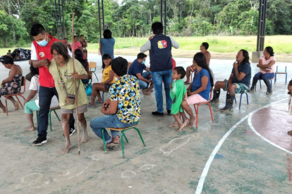 La administración de las dosis se inició el jueves, continúa este viernes y las personas vacunadas reciben seguimiento farmacológico tras la inoculación.