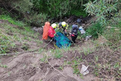 Rescatistas tuvieron que bajar a la quedrada para sacar el cuerpo.