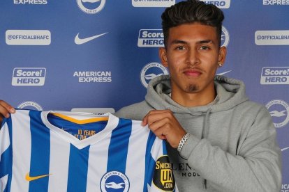 El jugador ecuatorian Jeremy Sarmiento fue presentado oficialmente por el Brighton de Inglaterra.