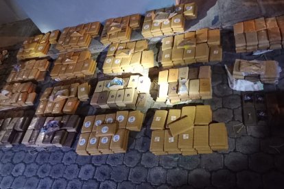 Los paquetes encontrado entre las legumbres.