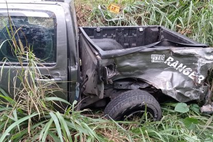 El impacto con esta camioneta causó dos muertes. Los cuerpos de las víctimas fueron trasladados a la morgue de Milagro.
