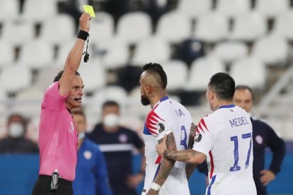 Arturo Vidal (c) arremetió contra el árbitro argentino Patricio Loustau, tras el duelo ante Brasil.