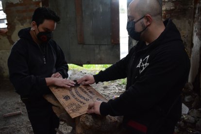 Una hora duró el ritual en la vivienda abandonada.