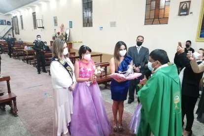 La misa fue otro regalo que la homenajeada recibió por parte de las organizadoras solidarias.