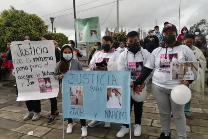 Familiares acudieron hasta las afueras del Tribunal Penal para exigir la sanción.