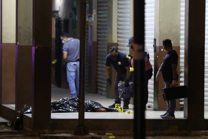 Julio Valverde corrió con su hija en brazos, en la esquina los remataron.