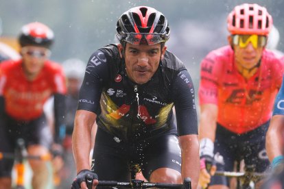 Richard Carapaz arribó en el séptimo lugar en la novena jornada, de alta montaña, y marcada por la lluvia.