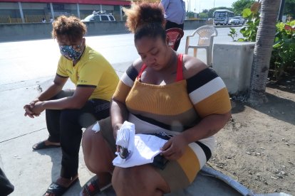 Sandra González guardaba en una funda la ropa con la que velarían al pequeñito, a quien cuidó desde que nació.