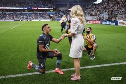 El jugador del Minnesota United le pidió matrimonio a su novia, tras el duelo ante el San José Earthquakes.