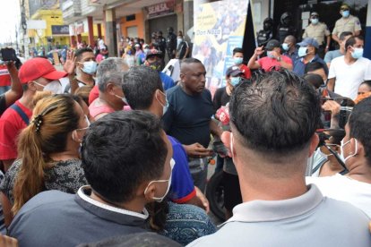 Tras la intervención policial, decenas de personas han respaldado a don Naza.