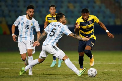 Gonzalo Plata (i) ingresó al cambio, en el duelo ante Argentina.