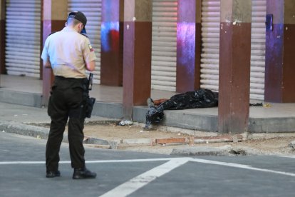 Julio Santiago Valverde cayó abatido en esta esquina, tenía a su niña en brazos.