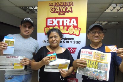 Byron Cárdenas, Emma del Rocío Tomalá y Rodolfo Reyes se llevaron sus órdenes de compra de alimentos y tanqueo. Seguirán participando con harta fe.