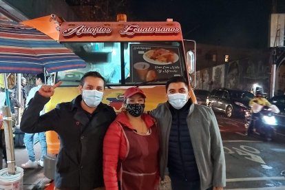 Un carrito  

de comida 

tiene la mejor salchipapa

 que Juank ha probado en NY.