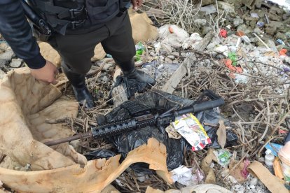 Este fusil abandonaron los criminales, mientras escapaban de la Policía.