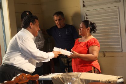 El director César Carmigniani dirigiendo la filmación.