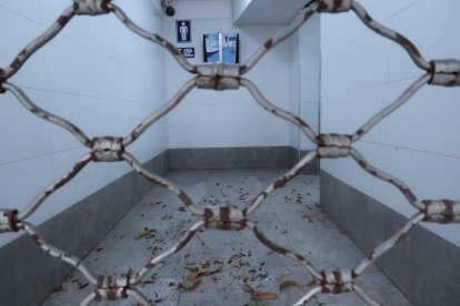 Así permaneció durante la pandemia uno de los baños del Malecón 2000: cerrado.