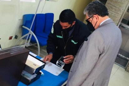 Un servidor del Consejo de Participación Ciudadana y Control Social recibe la carta de renuncia del contralor, Pablo Celi.