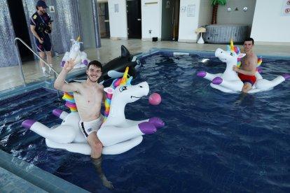 Los volantes de la selección de Inglaterra, Declan Rice (i) y Mason Mount (d), serán titulares ante Dinamarca.