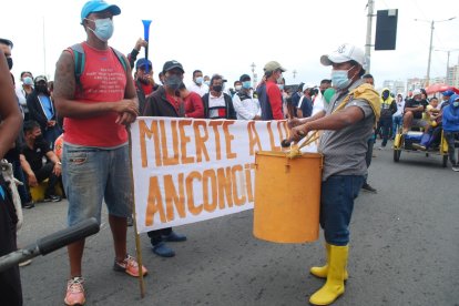 Los pescadores acudieron a la Capitanía del Puerto, en Salinas, para protestar por los  robos durante sus labores.