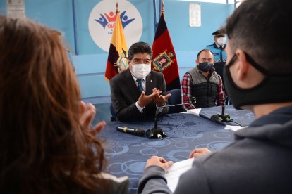 Luego de la fallida sesión, Yunda se reunió con un grupo de moradores del sur de Quito.