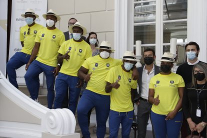 Parte de la delegación paralímpica junto al ministro Sebastián Palacios.