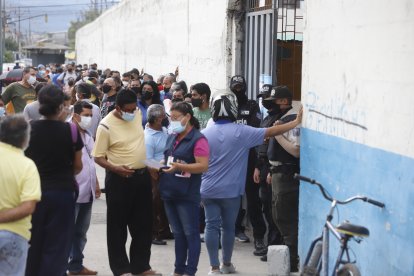 En la Unidad Educativa Fe y Alegría, se forman largas filas para el proceso de vacunación.