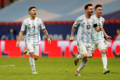 Lionel Messi de Argentina celebra hoy junto a sus compañeros tras vencer a Colombia en la tanda de penales.