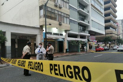 El hombre se habría tirado desde un hotel.
