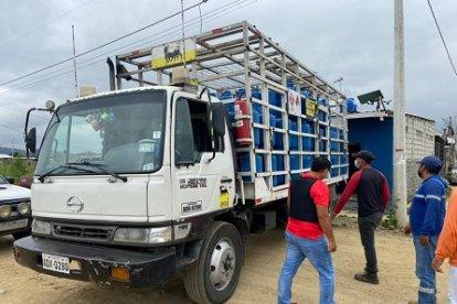 Las autoridades durante la incautación