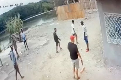 Los individuos fueron captados por cámaras de vigilancia del sector.