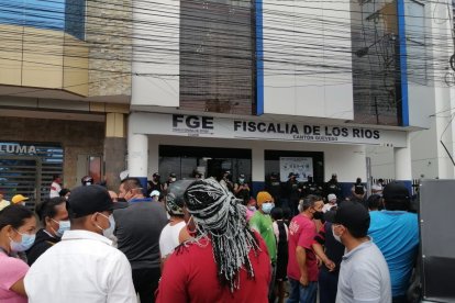 Varias personas derramaron lágrimas de desesperación afuera de la entidad.