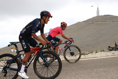 Richard Carapaz (i) y Rigoberto Urán estuvieron fuertes en la montaña y dejaron en el camino a varios rivales.