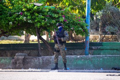 Agentes montan guardia tras el asesinato del presidente Jovenel Moise hoy, en Puerto Príncipe (Haití).