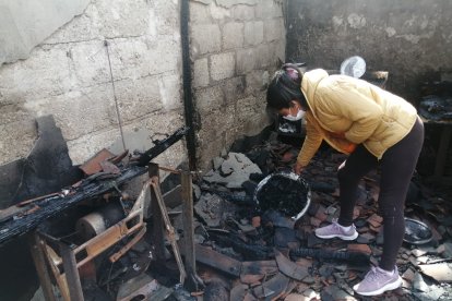 Una vecina del sector buscaba rescatar algún bien que no haya sido arruinado por el fuego.