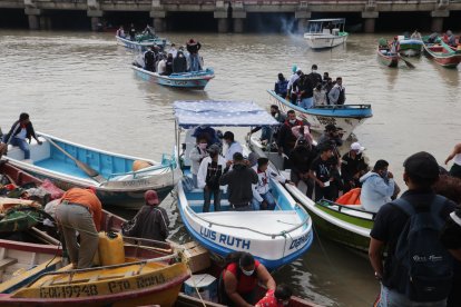 Los familiares de la víctima llegaron por la mañana a Guayaquil. Ellos arribaron en pequeñas embarcaciones pesqueras.