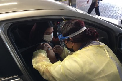 La vacunación se realiza dentro del vehículo.