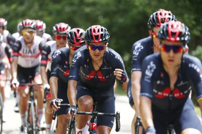 El ecuatoriano Richard Carapaz (c) es una de las figuras del Team Ineos en el Tour de Francia.