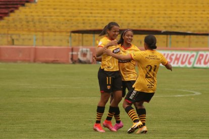 Los Cuatro primeros equipos de cada grupo clasifican a los cuartos de final de la Superliga.