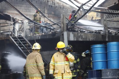 El Cuerpo de Bomberos trabaja en el lugar, ubicado frente al mercado San Francisco de Asís, en Mapasingue Este.