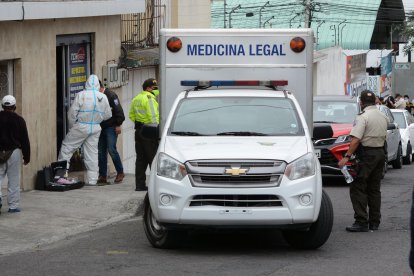 El cadáver fue localizado al interior del local de venta de accesorios de autos.