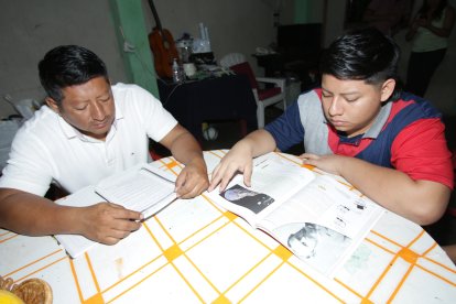 Los parientes se apoyaban entre sí los fines de semana, mientras hacían las tareas.