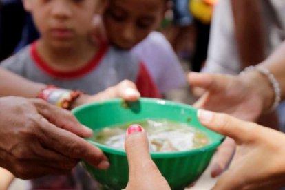 Se dona dinero para bajar los índices de desnutrición en Ecuador.