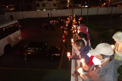 Familiares de los detenidos encendieron velas y gritaban libertad.
