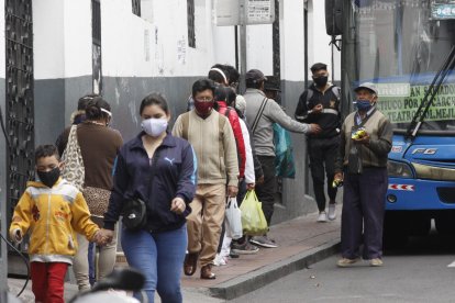 Aglomeraciones en el centro y sur de Quito, en una imagen del 3 de julio de 2020, durante la fase de expansión en el país  del virus causante de la COVID-19.
. Angelo Chamba. (ag-extra ag-expreso ag-quito)