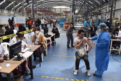 El primer punto de vacunación masiva de la empresa privada en Tungurahua, ha vacunado a  cerca de 4 mil personas desde los 16 años, en tres días.