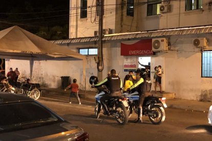 La policía busca a los sospechosos del intento de asesinato.